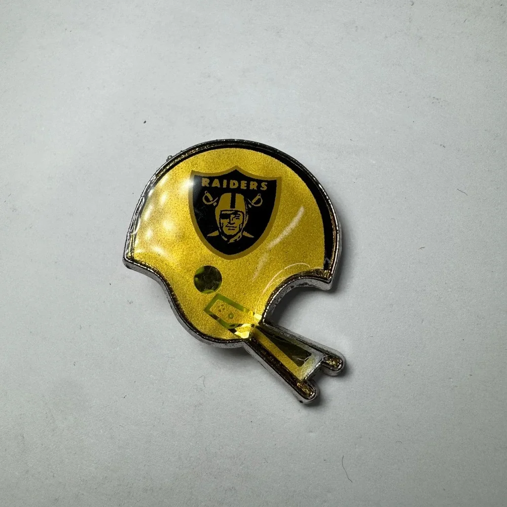 Vintage Los Angeles / Oakland Raiders 1980s NFL Football Helmet Lapel Enamel Pin